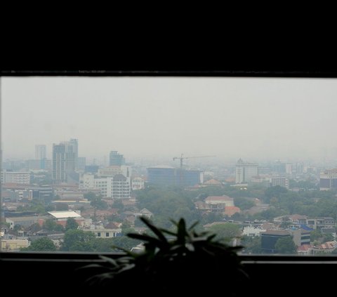 FOTO: Kabut Polusi Udara Kembali Menyelimuti Jakarta dan Tercatat Terburuk Kedua di Dunia