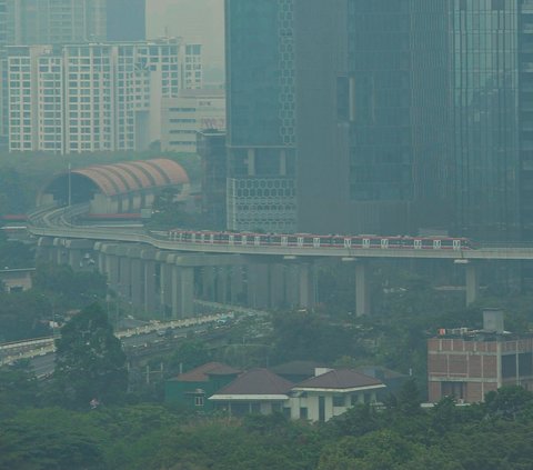 FOTO: Kabut Polusi Udara Kembali Menyelimuti Jakarta dan Tercatat Terburuk Kedua di Dunia
