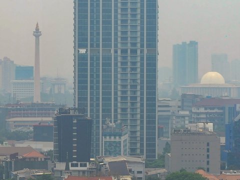 FOTO: Kabut Polusi Udara Kembali Menyelimuti Jakarta dan Tercatat Terburuk Kedua di Dunia