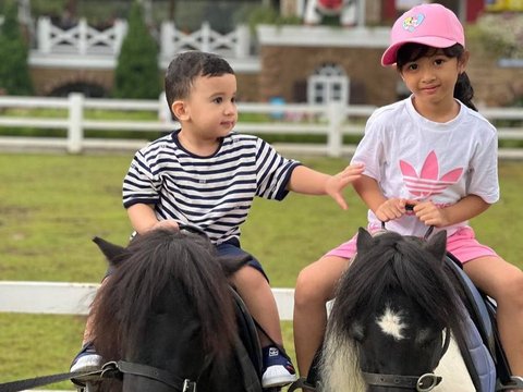 Potret Ukkasya Anak Irwansyah dan Zaskia Sungkar yang Kini Berusia 2 Tahun, Makin Menggemaskan