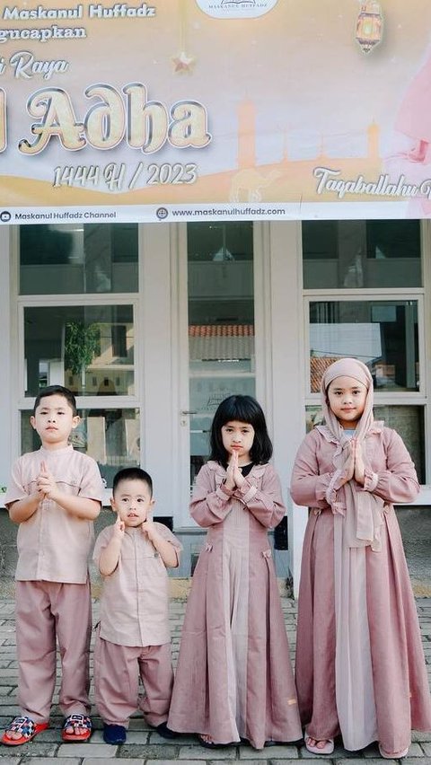 Memiliki Jarak Usia Tak Terlalu Jauh, Berikut Ini Potret Empat Anak Oki Setiana Dewi yang Bikin Gemas