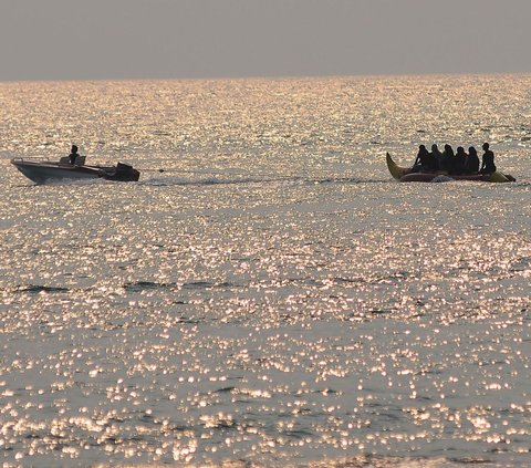 FOTO: Serunya Mengisi Waktu Libur Maulid Nabi Muhammad SAW 2023 di Pantai Anyer, Destinasi Wisata Favorit Warga Banten dan Jabodetabek