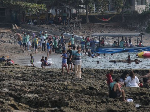 FOTO: Serunya Mengisi Waktu Libur Maulid Nabi Muhammad SAW 2023 di Pantai Anyer, Destinasi Wisata Favorit Warga Banten dan Jabodetabek