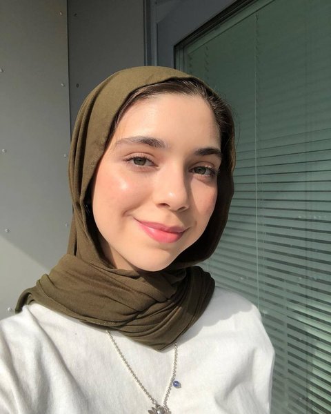 Pesonanya BIkin Sejuk, 8 Foto Cantik Isabel Tramp yang Kini Berusia 18 Tahun