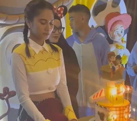 Potret Meriah Pesta Ulang Tahun Azizah Salsha Ke-20 Bertema Toy Story, Tak Dihadiri Pratama Arhan