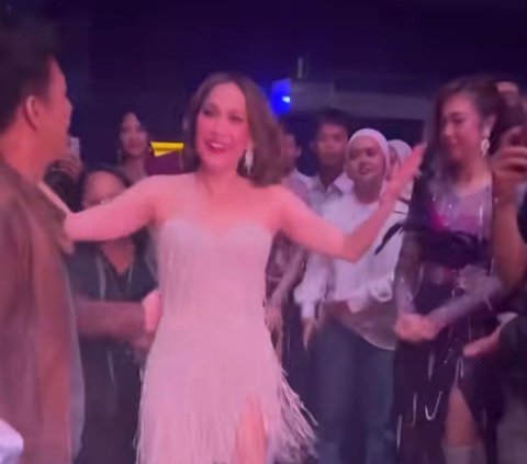 Momen BCL Tiba-tiba Dicium Ariel saat Mau Naik Panggung, Aksi Sang Vokalis Ramai jadi Perbincangan