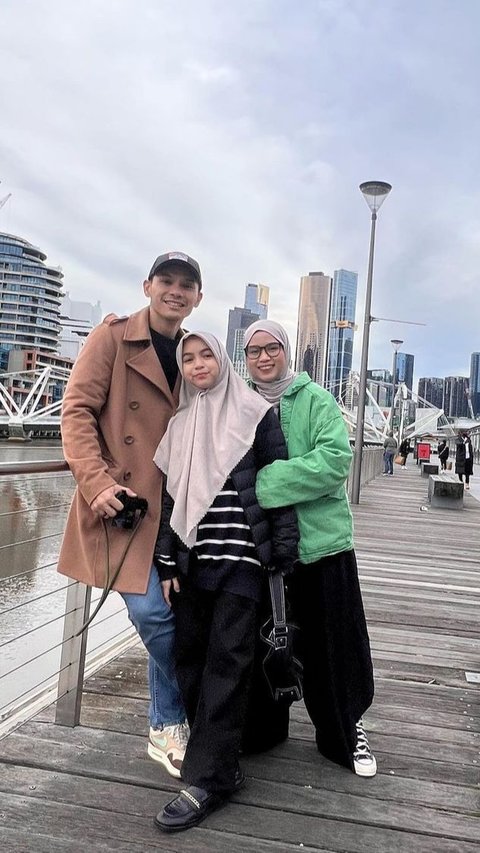Tumbuh Menjadi Gadis, 8 Foto Cantik Sienna Kasyafani yang Makin Narsis Habis