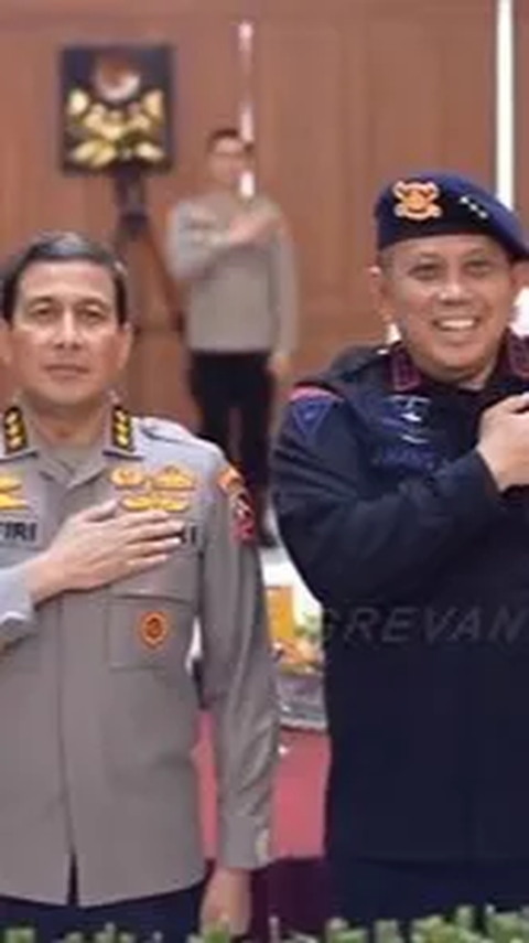 Menariknya di tengah sesi, Jenderal Polisi lulusan terbaik terlihat memuji sosok sang Komandan Brimob.<br>