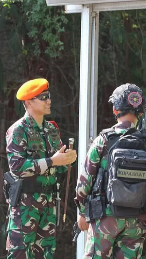 Komandan Batalyon Komando 464 Kopasgat Letkol Pas Puthut melakukan pengecekan kesiapan para prajurit Kopasgat.<br>