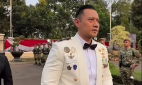 Mayor di Antara Para Jenderal TNI, Potret Gagah AHY Hadiri Parade Senja Penampilannya jadi Sorotan