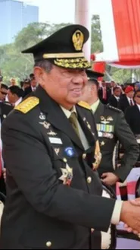 AHY menjadi TNI mengikuti jejak sang Ayah. Susilo Bambang Yudhoyono merupakan jenderal TNI dengan segudang prestasi membanggakan. Dia peraih Adhi Makayasa pada tahun 1973.