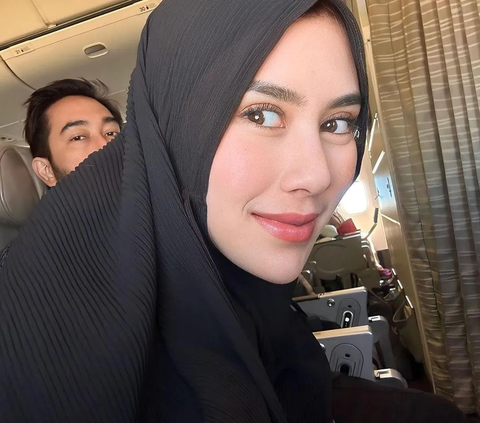 Potret Syahnaz Tampil Bercadar saat Umrah Berdua Jeje Govinda Curi Perhatian