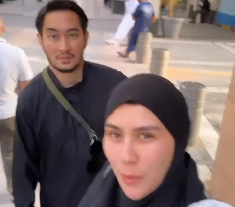 Potret Syahnaz Tampil Bercadar saat Umrah Berdua Jeje Govinda Curi Perhatian