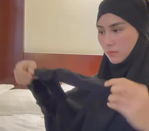 Potret Syahnaz Tampil Bercadar saat Umrah Berdua Jeje Govinda Curi Perhatian