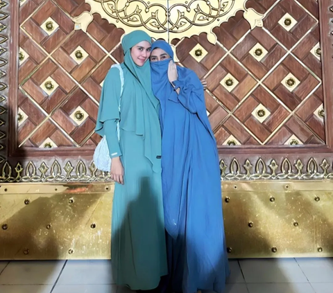 Potret Syahnaz Tampil Bercadar saat Umrah Berdua Jeje Govinda Curi Perhatian