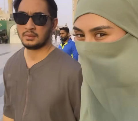Potret Syahnaz Tampil Bercadar saat Umrah Berdua Jeje Govinda Curi Perhatian