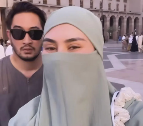 Potret Syahnaz Tampil Bercadar saat Umrah Berdua Jeje Govinda Curi Perhatian