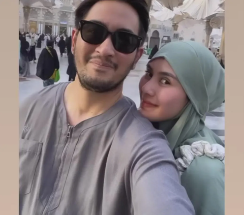 Potret Syahnaz Tampil Bercadar saat Umrah Berdua Jeje Govinda Curi Perhatian