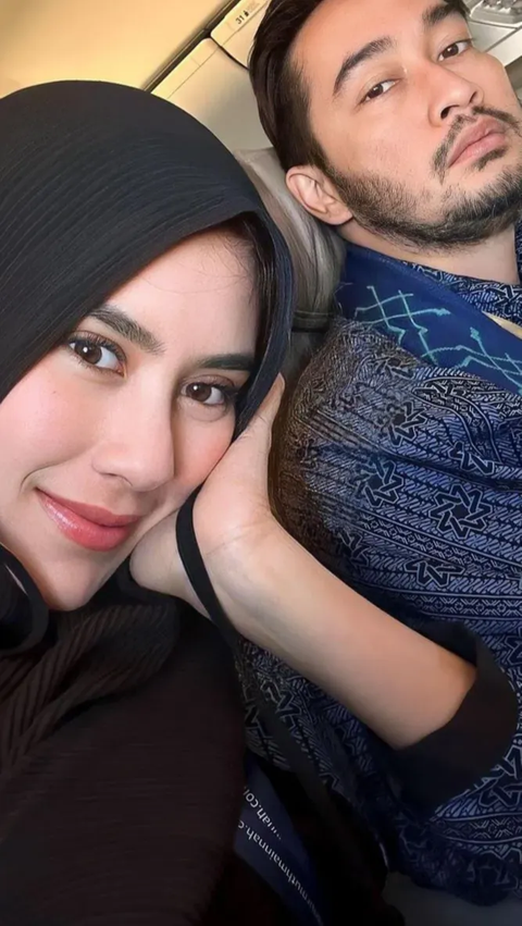 Potret Syahnaz Tampil Bercadar saat Umrah Berdua Jeje Govinda Curi Perhatian