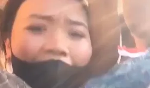 Wanita tersebut berteriak antusias sambil membawa ponselnya dan memanggil nama Presiden.