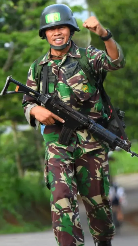 Keahlian dan pengalamnnya ini pun membuat Kapten Aly dipercaya oleh TNI untuk melatih Pasukan Khusus Indonesia. <br>