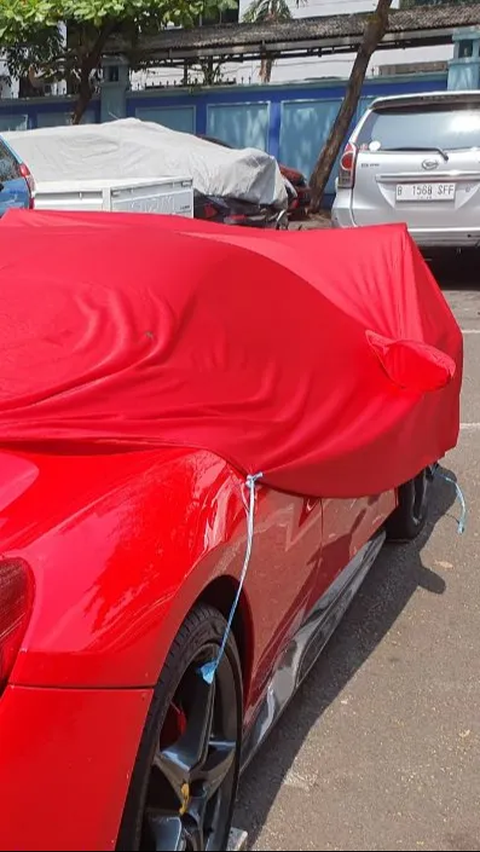 Polisi Ganti Sarung Penutup Ferrari Merah Tabrak 5 Kendaraan, Kini Ditambah Lakban Tiap Sisinya<br>