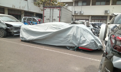 Polisi Ganti Sarung Penutup Ferrari Merah Tabrak 5 Kendaraan, Kini Ditambah Lakban Tiap Sisinya