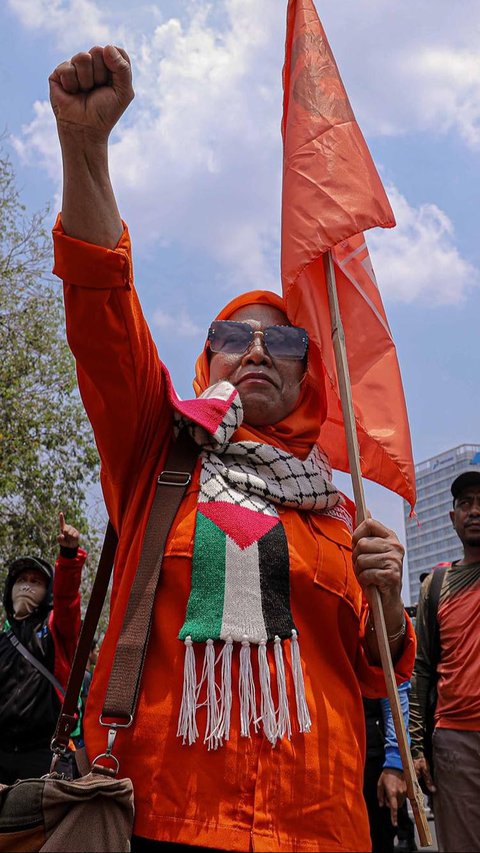 FOTO: Aksi Massa Buruh Geruduk Kedubes AS, Minta Perang Israel-Palestina Dihentikan