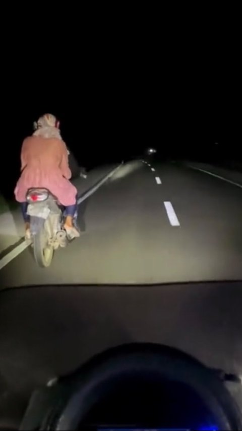 Viral Pasangan Ini Naik Motor Tanpa Lampu saat Malam, Pakai Senter untuk Penerangan