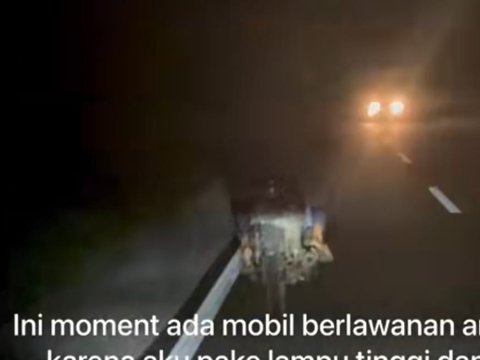 Viral Pasangan Ini Naik Motor Tanpa Lampu saat Malam, Pakai Senter untuk Penerangan