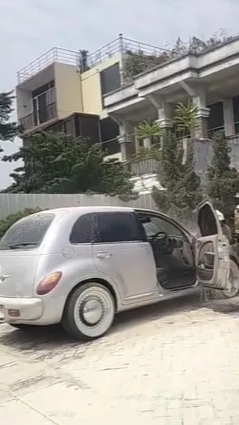 Mobil Chrysler Terbakar di SPBU Pesanggrahan
