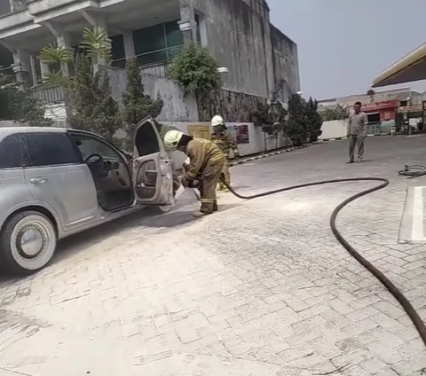 Mobil Chrysler Terbakar di SPBU Pesanggrahan