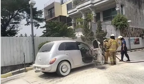 Mobil Chrysler Terbakar di SPBU Pesanggrahan