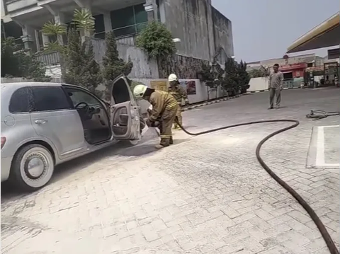 Mobil Chrysler Terbakar di SPBU Pesanggrahan