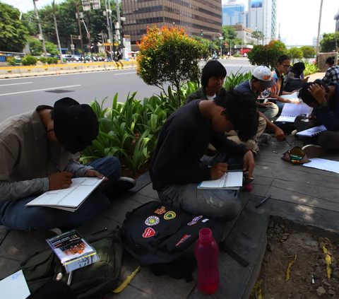 Para mahasiswa di FSRD IKJ ini dibimbing oleh para pengajar (dosen) yang berkualitas standar Dikti Kemdikbud RI yang berstandar kompetensi mumpuni.