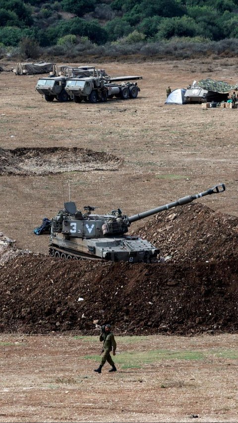 Tank-tank perang Israel terlihat bersiaga di posisinya yang siap untuk menyerang kelompok Hizbullah di selatan Lebanon.