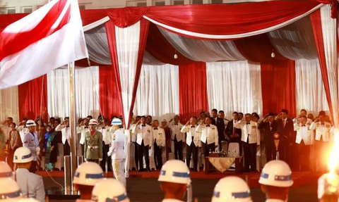 Momen Akrab Jokowi, Prabowo dan SBY saat Upacara Parade Senja HUT TNI di Kemenhan