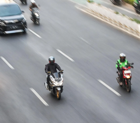 Usulan aturan ganjil genap untuk sepeda motor oleh Kapolri Sigit kembali menjadi pembahasan hangat.<br><br>Pasalnya aturan tersebut rencananya bakal dikaji oleh pemerintah kota DKI Jakarta.