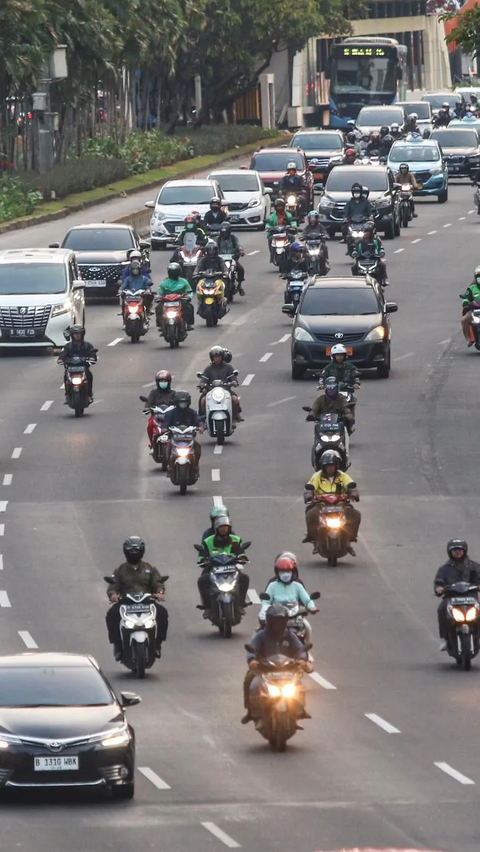 Aturan ini baru akan diterapkan setelah Pemprov DKI Jakarta melakukan kajian terhadap usulan Kapolri Sigit soal penerapan ganjil genap untuk sepeda motor.<br>