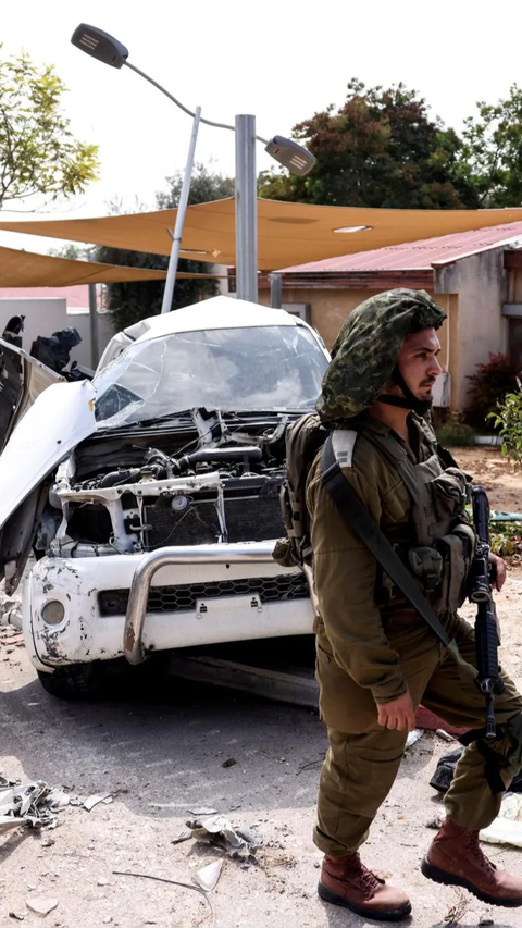 Sejumlah kendaraan yang parkir pun juga rusak parah terkena efek ledakan roket Hamas yang menghantam wilayah itu.