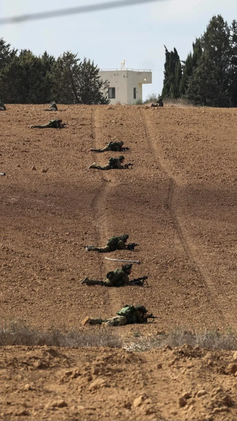 Tentara Israel saat mengambil posisinya di sebuah lapangan pada (10/10/2023), beberapa hari setelah serangan dadakan kelompok Hamas di Kibbutz Kfar Aza.