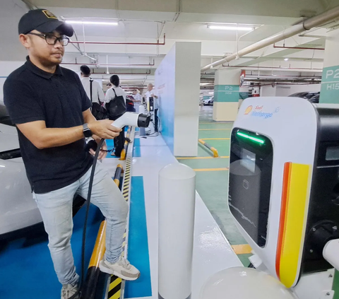 Tapi benarkah tarif isi daya Wuling Air ev Rp 85.000 dapat 10 persen saja atau sekitar 25 km di SPBU Shell? <br><br>Redaksi <i>merdeka.com</i> mencari faktanya biar tidak salah kaprah.