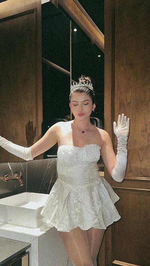 Sosok Princess Mia juga ditemukan di pesta ulang tahun Zize. Agatha Valerie diketahui menjadi salah satu <i>cosplayer </i>Princess Mia dari film Princess Diaries. Ia menganakan <i>mini dress</i> berwarna putih lengkap dengan mahkota.