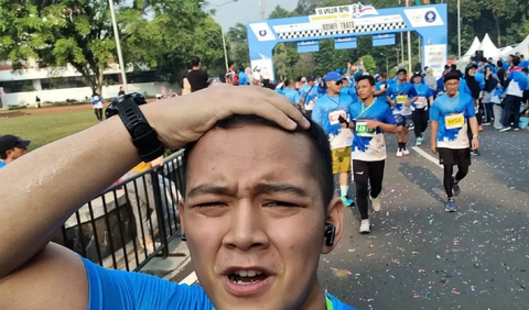 Menariknya, Hafiz juga sempat terkecoh saat melewati gapura dari acara tersebut. Ia mengira bahwa gapura tersebut merupakan titik akhir perjalanan Half Marathon. Namun, ternyata Ia salah. <br>