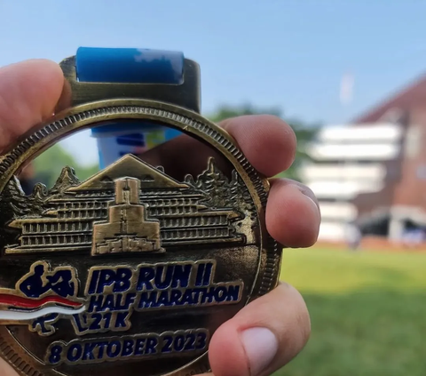 Setelah melewati perjalanan panjang penuh rintangan, akhirnya Hafiz berhasil mencapai garis finish. Ia pun memperoleh medali 'IPB Run II Half Marathon 21K'. 