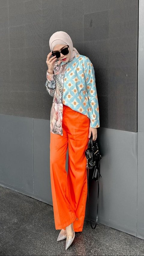 Mix Outfit Neon and Patterns, Hijabers' Appearance Becomes Fresher