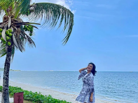 10 Gaya Bella Saphira saat Wisata Pantai di Pulau Belitung, Penampilannya Disebut Masih Seperti Gadis