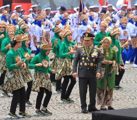 Cantiknya Sertu Estarina Istri Prajurit Kopassus Pose Bareng Kasad Dudung, Penampilannya Curi Perhatian