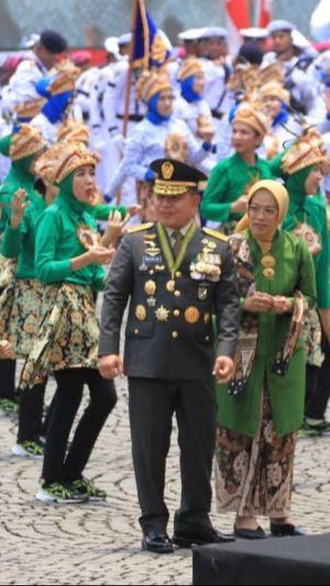 Cantiknya Sertu Estarina Istri Prajurit Kopassus Pose Bareng Kasad Dudung, Penampilannya Curi Perhatian