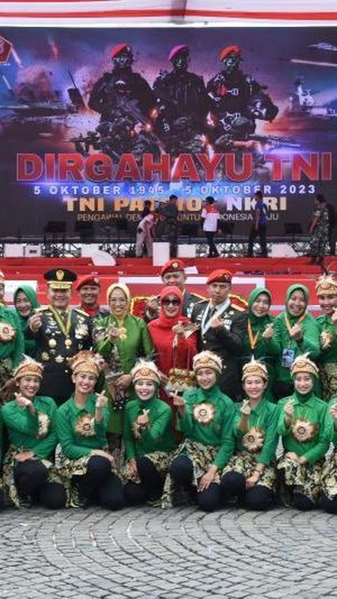 Cantiknya Sertu Estarina Istri Prajurit Kopassus Pose Bareng Kasad Dudung, Penampilannya Curi Perhatian